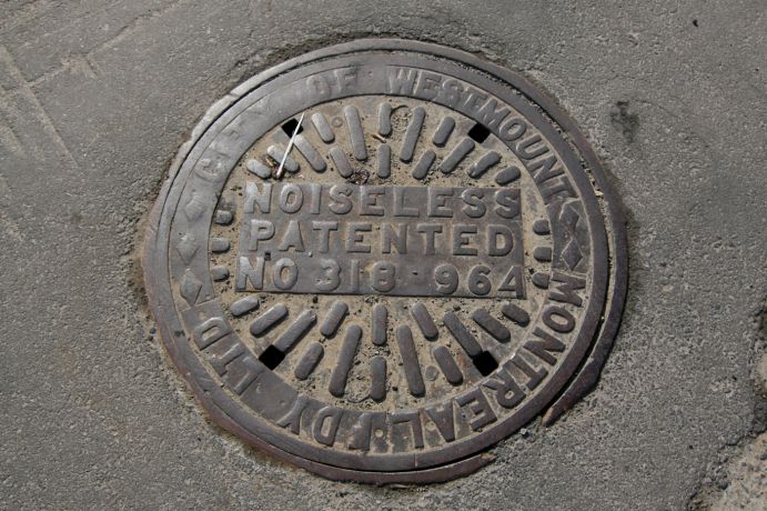 montreal_sewer_manhole_cover_westmount